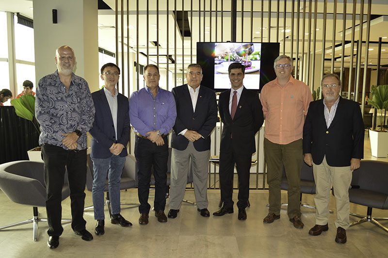 Apararecen de izquierda a derecha: Juan Paredes (Il Mangiare), Benny Li (Shangri-La), Augusto Vera (Paulista Grill), Néstor Filártiga (Mburicao), Eduardo Queiroz (Banco Atlas), Oliver Gayey (Le Sommelier), Juan Rubio (Hotel Casino Acaray), durante la reunión de prensa realizada en Banco Atlas para anunciar la Semana de la Gastronomía.