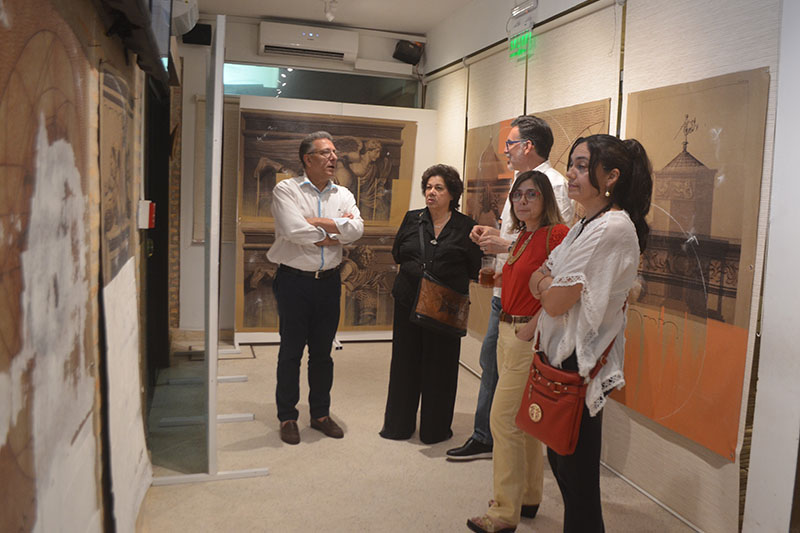 Félix Toranzos, centro, conversando conversando con los asistentes a la vernissage de sus obras en Fusión Restaurante.