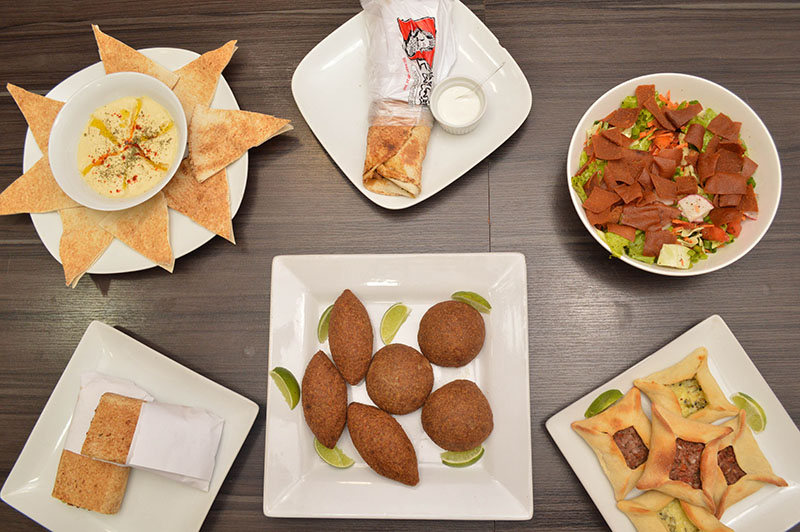 Un variedad de propuestas de El Paisano. Arriba a la izquierda, el puré de garabanzos, a su derecha, el shawarma y a la derecha de la foto Fatush. Abajo a la izquierda el Falafel, en el medio los Kibe de carne y el Kibe Labne y abajo las esfihas de carne y de queso.