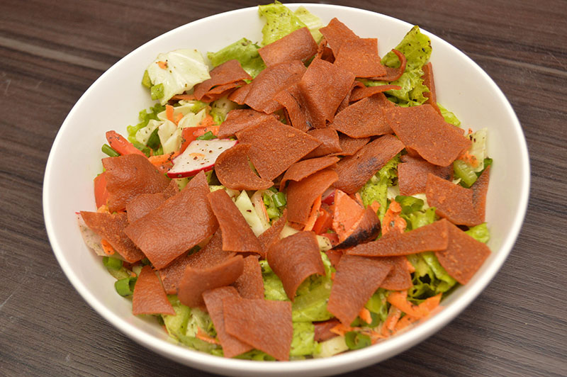Fatush, una ensalada elaborada a base de pan árabe, lechuga, repollo, tomate, pepino, perejil, rabanito, zanahora, menta, orégano, limón, aceite de oliva, limón y sumac una especia picante tradicional en el Medio Oriente.