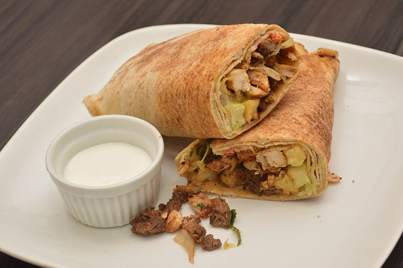 El Shawarma mixto, que lleva carne vacuna y de pollo. El plato preferido por la clientela de El Paisano.
