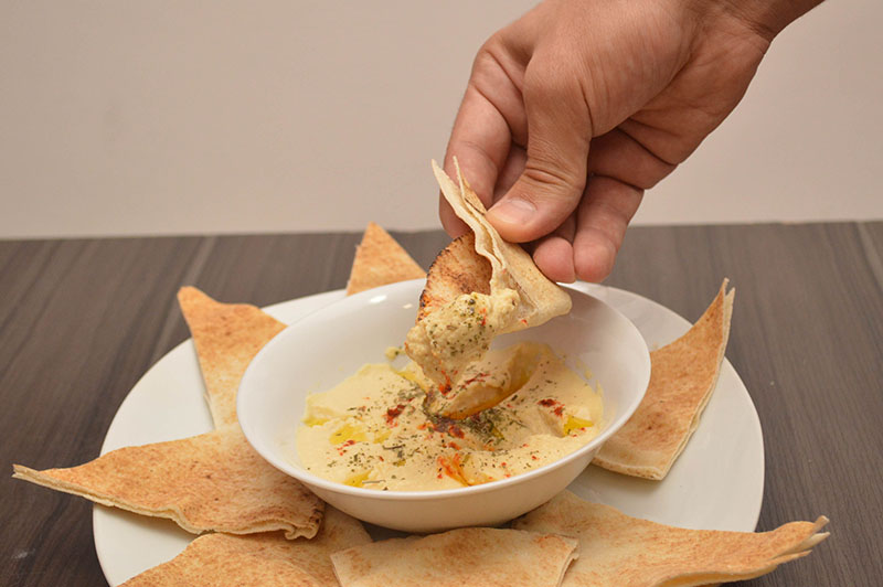 El Hummus o paté de garbanzos que lleva una pasta de sésamo especial. Es una verdadera fiesta saborearlo con pan árabe.