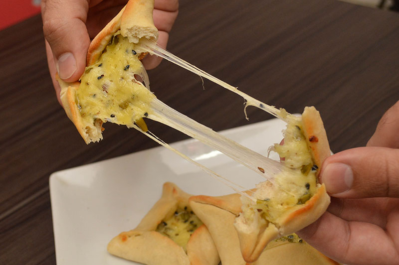 La esfiha de queso, o empanada árabe de queso. Las hay también de carne y con una masa especiada muy suave y crocante a la vez.