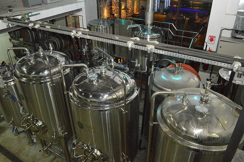 Parte de la fabrica de cerveza. En primer plano los tanques donde se fermenta el producto. Se trata de una moderno planta que en principio puede producir 3.000 litros mensuales. En principio destinado solo para la venta en el bar. Más adelante piensan vender en otros puntos, en barriles y en botellas.