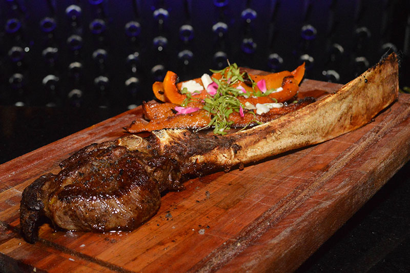 Esto es un lujo para una cervecería. El famoso corte Tomahawk acompañado de una guarnición de calabaza asada, queso de cabra y almendras.