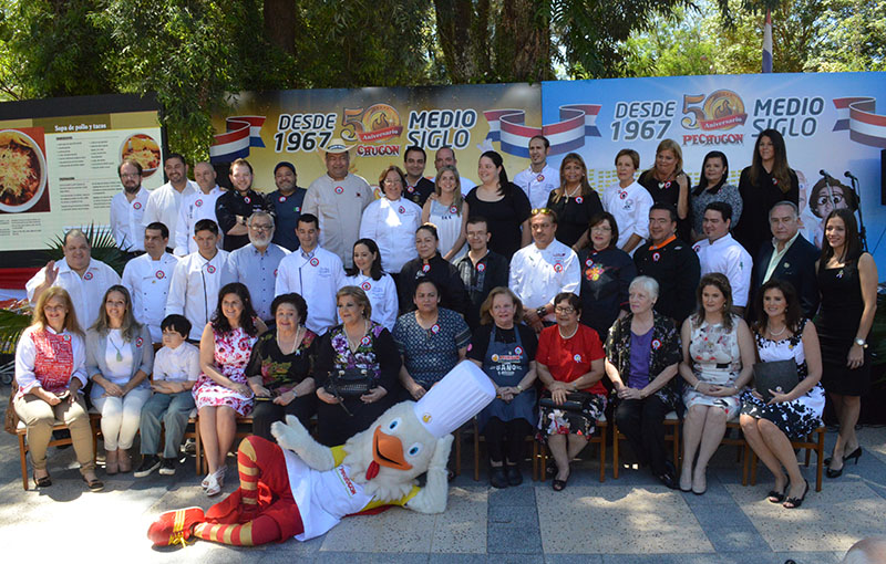 Foto de los cocineros y colaboradores que participaron en el Recetario de Pechugon. Fue durante un acto realizado en el Hotel del Paraguay con motivo de la presentación del libro.