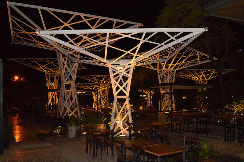 Este es el meollo de Plaza Moieti. Estructuras de metal que simulan arboles. Un espacio común al público y un paseo para el público. Alrededor están ubicados los locales.