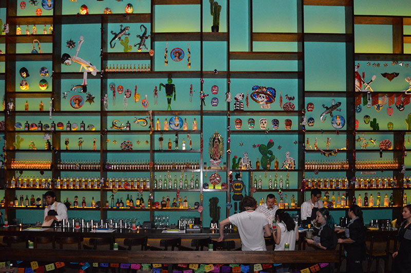Otra visión del local de Lupita. La barra y el gran instante donde como en el resto del local se combinan las imagenes de la religiosidad popular mexicana.