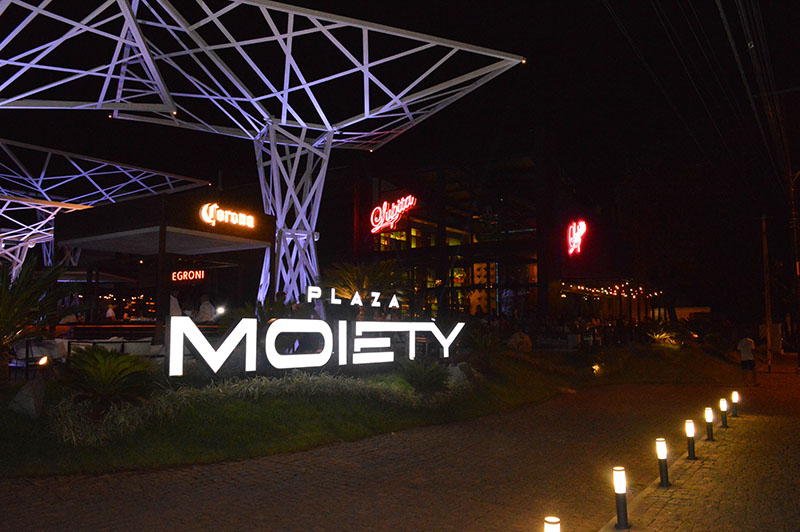 La entrada a la Plaza Moiety, sobre la avenida Aviadores del Chaco. A la derecha se divisa el local de Lupia y y un poco más al fondo el de Negroni.