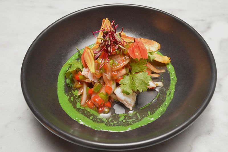 Ceviche de camarones con láminas de mandioca y con el agregado de una reducción de caña paraguaya (ron) que le da un tono dulzón.