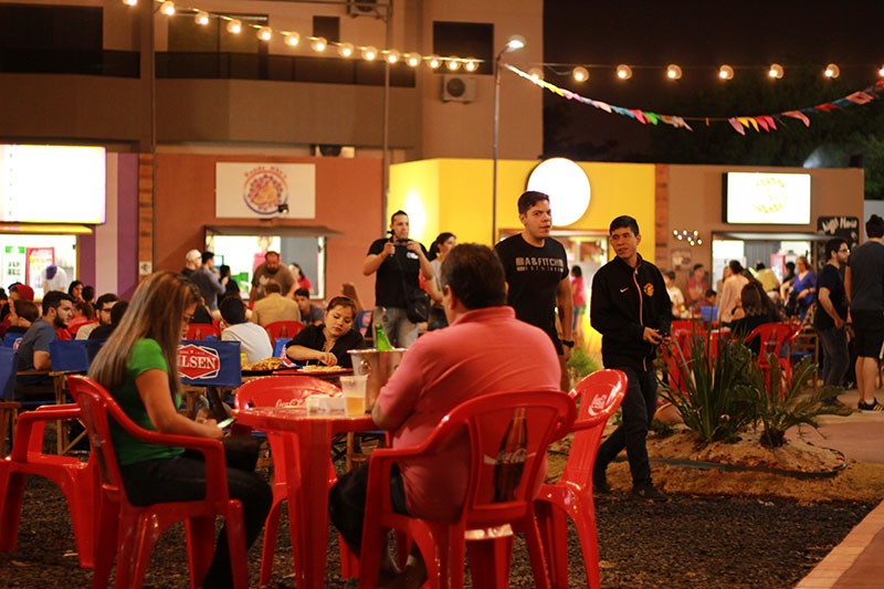Veintidos locales con veinte propuestas diferente, con una capacidad para 600 personas sentadas. El patio de comidas está dispuesto en el centro del predio.