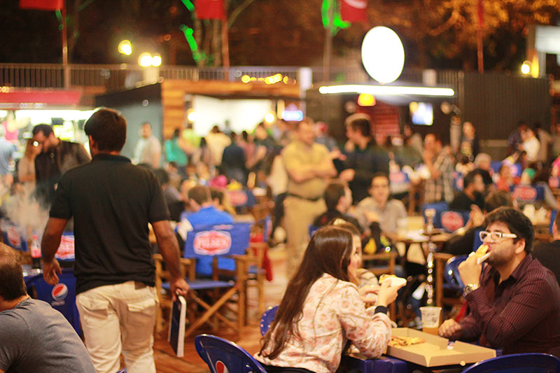 El Food Park instalado habilitado en Ciudad del Este no tiene nada que envidiar a sus colegas de Asunción. Está bien organizado, tiene variedad de propuestas y tiene aceptación del público.