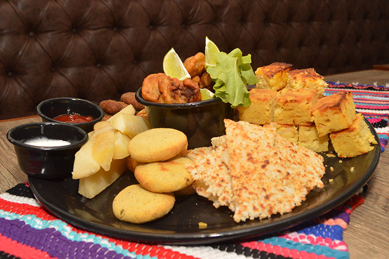 Esta es la picada Ñande Bar. Una de las más pedidas por los clientes. Lleva chipa so´o, mbeju, mandioca, sopa paraguaya, chipa guazú, marineritas de carne, payagua mascada y pastel mandi´o. Cuesta 89.000 guaraníes y da como para cuatro persona.