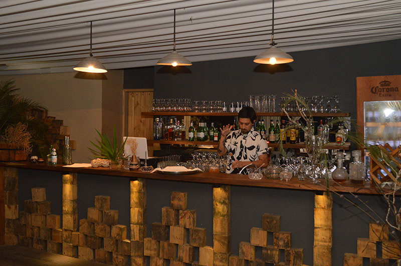 La barra de tragos del local. Los cócteles a base de espumantes y los platos con frutos de mar constituyen los fuertes de la oferta gastronómica.