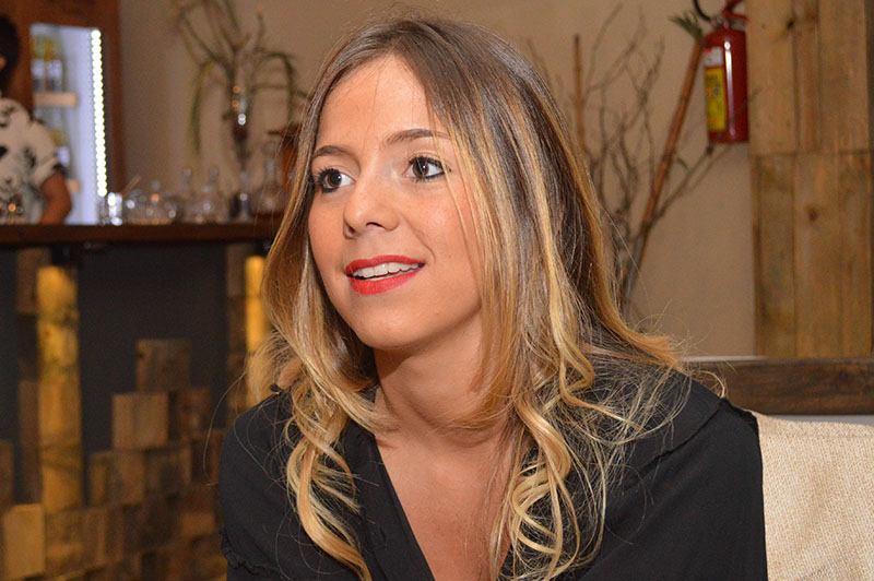 Lauri Pereira, trabajó toda su vida en el Poder Judicial, apenas tiene 26 años. Es abogada pero también cocinera recibidea en el IGA y montó un bar playero.