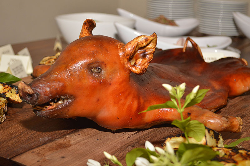 Un cochinillo asado al horno. Un plato extraño en las mesas de Ceci Gross. Forma parte de su oferta por fin de año.