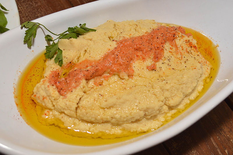 El tradicional humus o puré garbanzos. También preparan humus de remolacha con queso azul y eneldo; y el humus de arveja.
