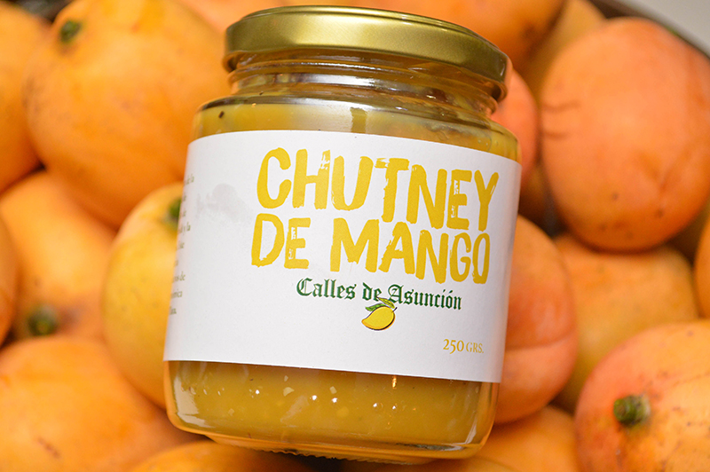 La salsa que estará a la venta en los supermercados. Producto de los mangos que la Municipalidad de Asunción recoge de las calles. Era un desperdicio, hoy un lujo gastronómico para cualquier plato.