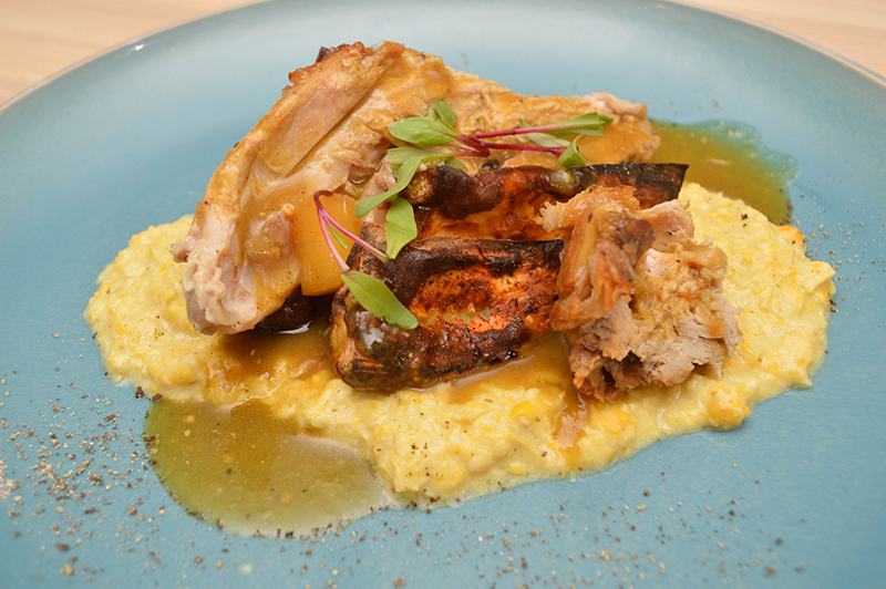 Cerdo braseado con cerveza negra y sala de chutney de mangos, sobre una base de de choclo, tipo chipa guasu, con acompañamiento de batatas asadas. Otro gran plato para aprovechar una fruta que por su abundancia creaba muchos problemas.
