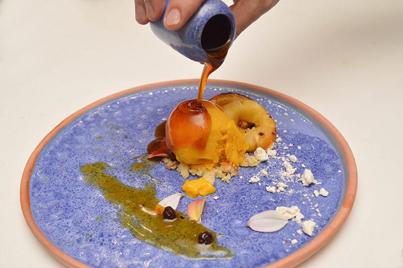 Una reducción de miel de caña bañando un helado de mango, con acompañamiento de otras frutas de estación. Otro uso productivo de algo que iba a la basura y hoy puede estar en las mesas.