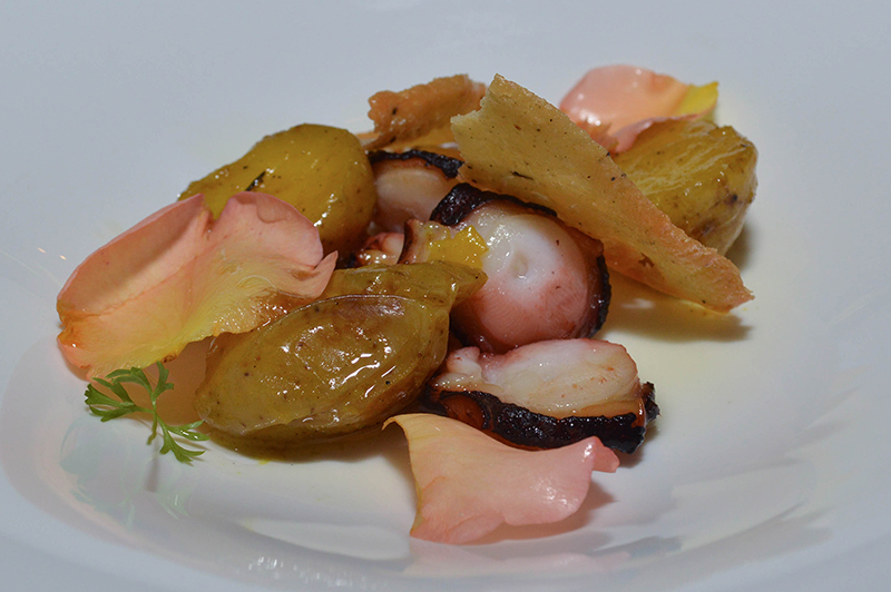 Pulpo a la gallega en cocción mixta acompañado de papines.