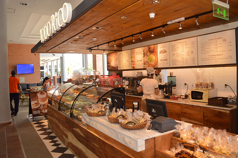 Uno de los puestos del Boulevard Gastronómico y puede verse a lo largo una especie de corredor donde están ubicados los demás locales.