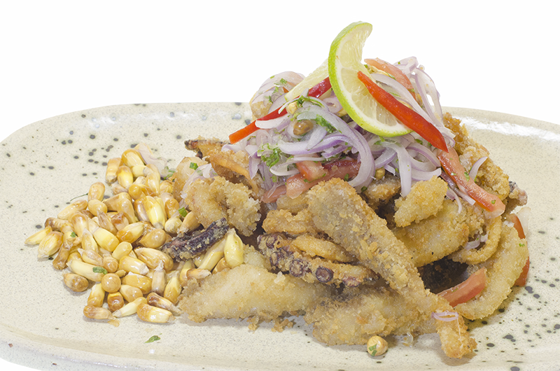 La jalea de mariscos. Los pescados y mariscos pasan por una maceración y un empanizado que logra un ingrediente crocante coronado con una salsa criolla con el toque justo de limón.