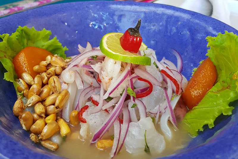 El tradicional ceviche que lleva batata dulce caramelizada, maíz peruano tostado, pescado, cilantro, cebolla morada, jugo de limón en una muestra elocuente de cómo se fusionan productos nacionales con los de otros lugares para lograr una explosión de sabores.