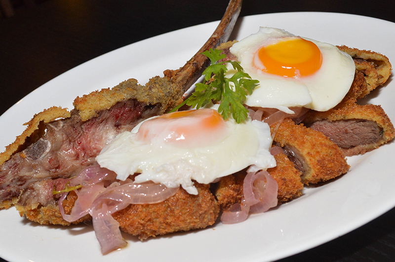 La estrella de la noche indudablemente fue la milanesa a caballo de Tomahawk, un corte que se está poniendo de moda. Fue asado primero a la parrilla y luego apanado.