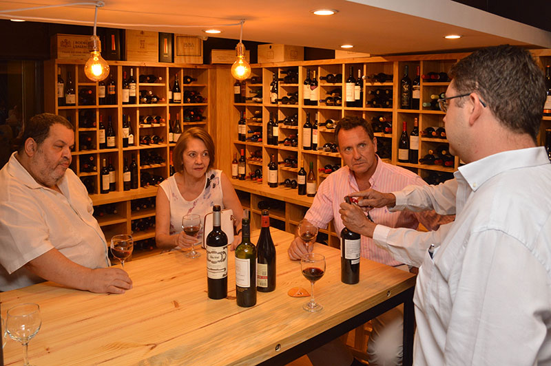 La vinoteca de La Parisienne con un sector donde se puede degustar, tanto en copas como de botellas. Jean Philippe dando un servicio personalizado.