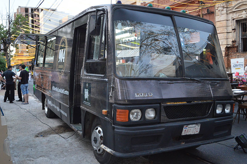 El otro lado del Food Truck. Corresponde al Bar 904, un local que da énfasis a las pizzas y a los tragos.