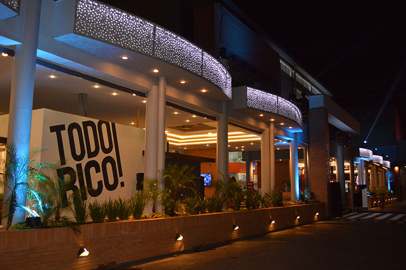 Vista del Boulevard Gastronómico del Multiplaza. Corresponde a la fachada frontal que da a la avenida Eusebio Ayala. Ese espacio correspondía antes al estacionamiento de vehiculos. Ahora están allí cinco locales. Las intervenciones no hicieron perder identidad al centro comercial.