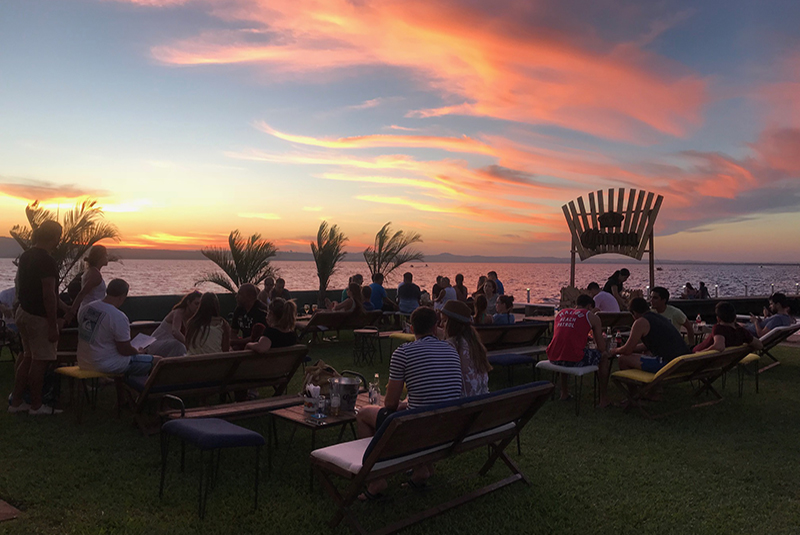 El punto es el atardecer. Picadas, tragos y cerveza. Esa es la propuesta de Cartagena, bar de plaza ubicado dentro del Club Naútico.