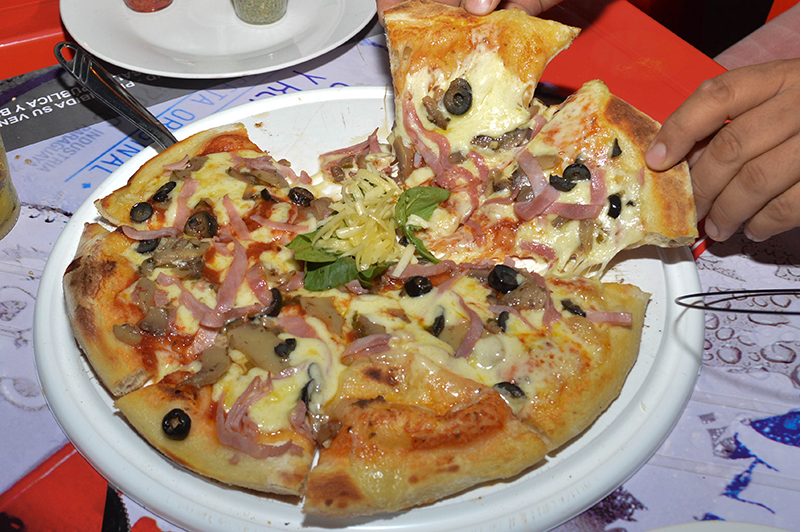 La vera pizza napolitana. Esta es la caprichosa, que lleva champginones, mozzarella, jamón y aceitunas negras. Los precios van desde 40.000 hasta 100.000 guaraníes que cuesta la que lleva frutos de mar.