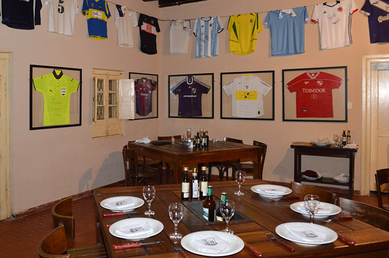 Una improvisada ambientación tipo Lo de Osvaldo tuvieron que montar en el caserón para habilitar el restaurante el viernes pasado. El lugar da para un desarrollo más atractivo.