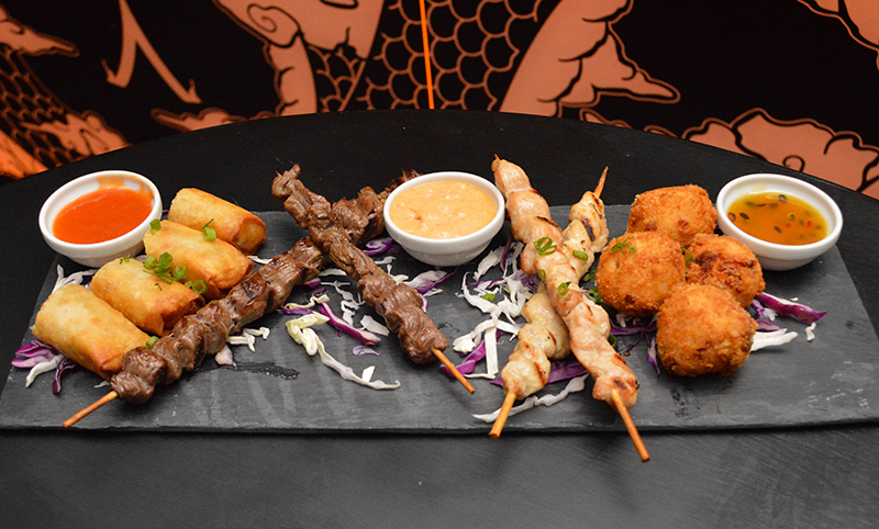 Rollitos y pinchos de carnes con diversos tipos de salsas que recogen recetas de la gastronomía indo asiática. Otro de los platos fuertes de Taj.