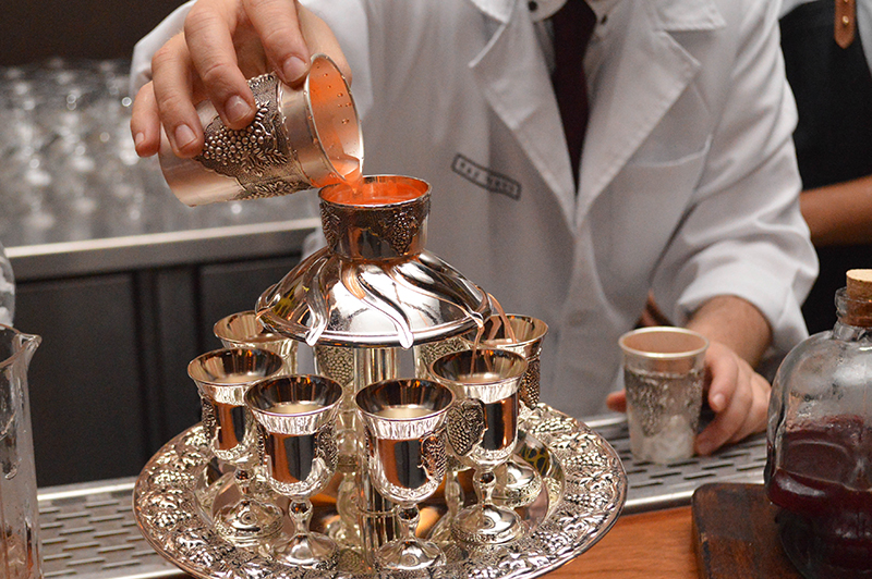 Uno de los tragos estrella del lugar. Love Potion, lleva Aperol, Limoncello, Frangelico y biter de limón. Es para ocho personas y se prepara con este equipo especial.