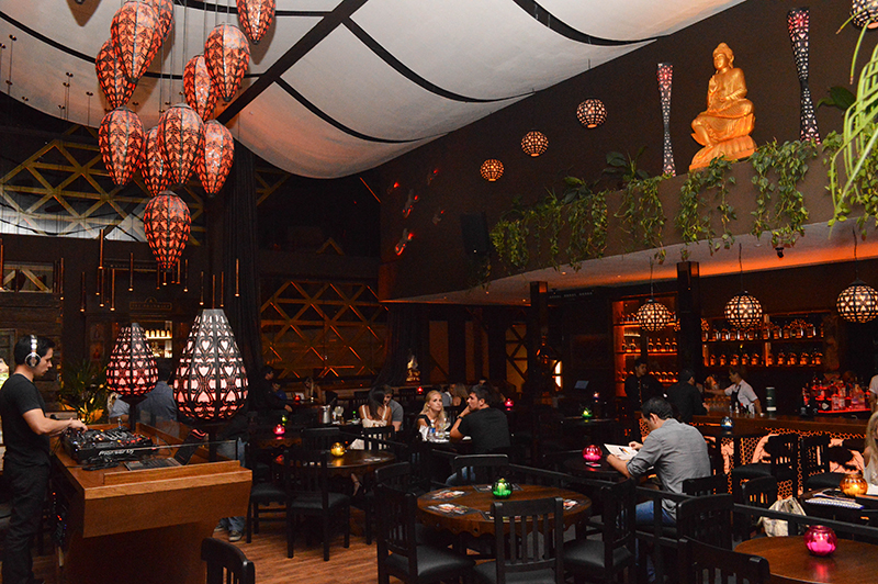 Taj en Plaza Moiety. Su ambientación recoge elementos indo asiáticos. Al igual que su cocina. Un Dj pasa música en vivo, todos los días.
