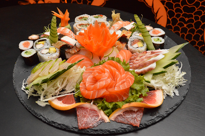 Uno de los platos principales del lugar, un combinado de sushi, makis, nigiris y rolls, en una presentación que es característica del lugar.