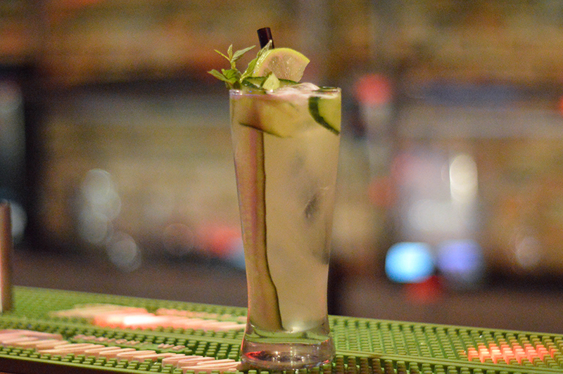 Hiken. un trago que lleva vodka Smirnoff, menta, rodajas de pepino, limón, almibar de mojito, jugo de manzana y un chorrito de Heineken.