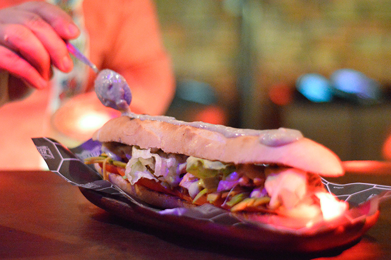El sandwich de salmón que lleva aguacate, lechuga repollada, tomate, salsa roquefort servido en pan baguette. El plato fuerte de la casa.