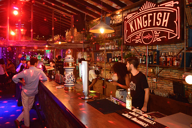 La barra del bar. Las paredes dan la impresión de una construcción derruida y todo el local, lo mismo.