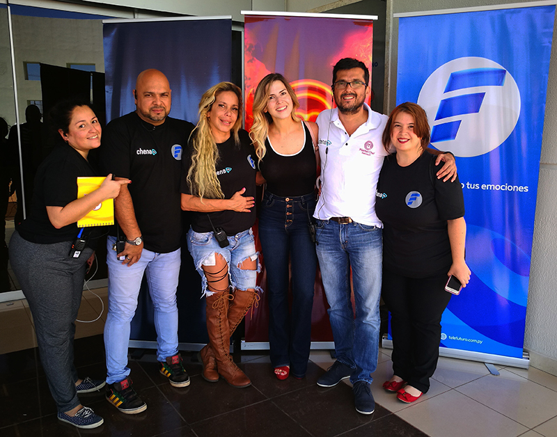 Paola Maltese, conductora de MasterChef aparece en el medio junto a Gustavo Coronel, director general del programa. A su derecha, Leticia Ferreira, productora general y Cristhian Ruiz Diaz, director de fotografía y realizador. Completan la escena en los extremos Laura Arias y Adriana Salgueiro. Por de pronto, es todo lo que se puede mostrar de MasterChef