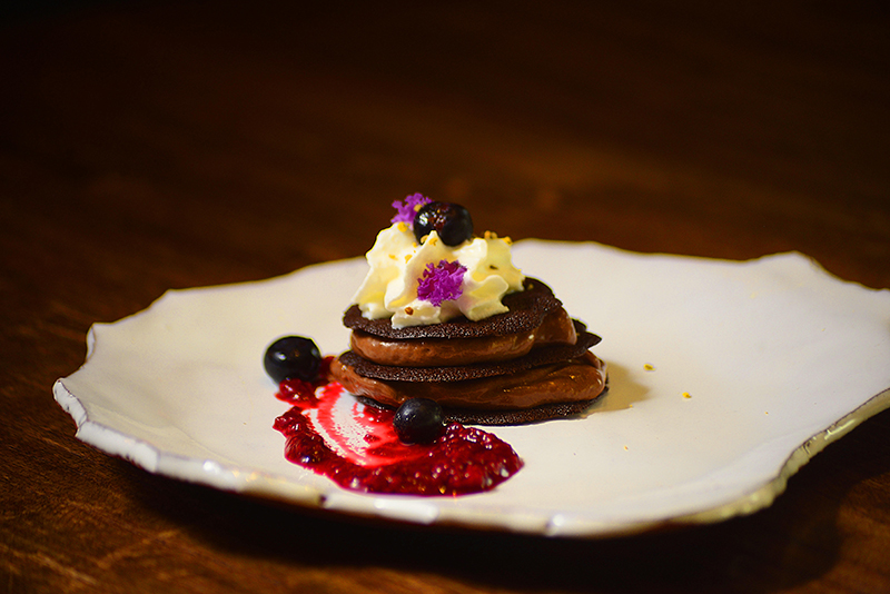 Este es el postre que el restaurante Takuare'e está preparando para el Día de los Enamorados. Teja de Chocolate con relleno de mousse de licor de cacao, chantilly y frutos rojos.