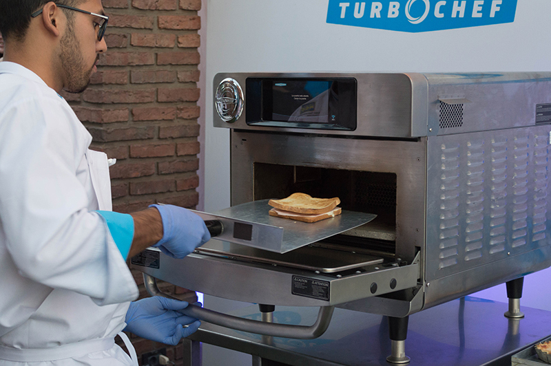 Los asistentes a la presentación de TurboChef tuvieron oportunidad de asistir a la demostración la rapidez en la cocción que tienen los hornos.