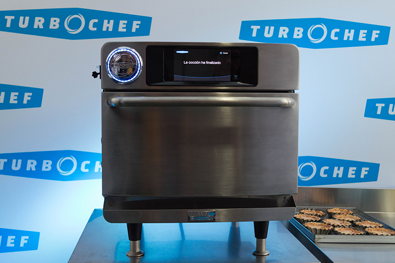 Otro de los modelos de TurboChef donde se puede apreciar lo compacto que es. Ocupa muy poco espacio y no genera humo ni olores.