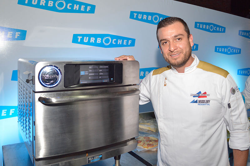 Antonio León, Director Culiminario y Proyectos para América Latina de la empresa que es propietaria de TurboChef. El es mexicano y estuvo en nuestro país para la presentación de la marca.