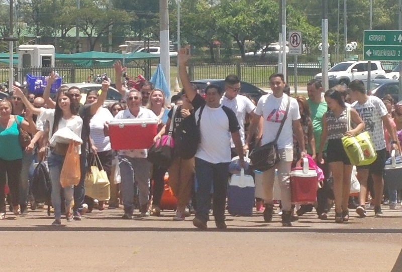 Pese a esperar por más de media hora, bajo un sol abrasador, los aspirantes a masterchef no perdieron el entusiasmo. Muchos estaban munidos de conservadoras en los que llevaron los platos que debían presentar.