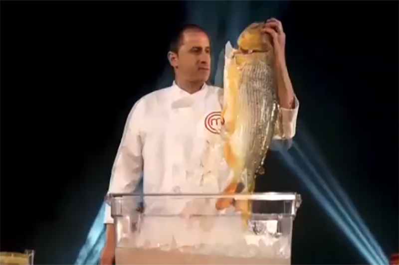 José Torrijos, uno de los miembros del jurado de MasterChef Paraguay exhibiendo un dorado, parte de la promoción del programa que circula en Instagram.