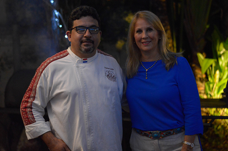 Patricia Vallejos, propietaria de La Roca junto a Leyzman Salin, anoche presentaron la nueva carta de cortes a la parrilla que tendrá el restaurante.